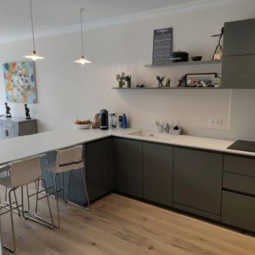 Photo de notre réalisation Cuisine sur mesure à Bordeaux façades laquées et plan de travail en Dekton