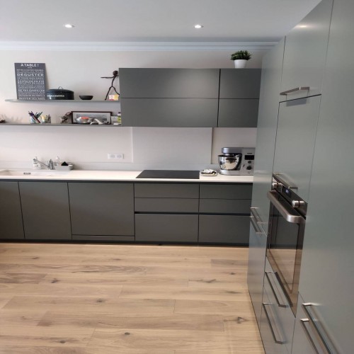 Photo de notre réalisation Cuisine sur mesure à Bordeaux façades laquées et plan de travail en Dekton