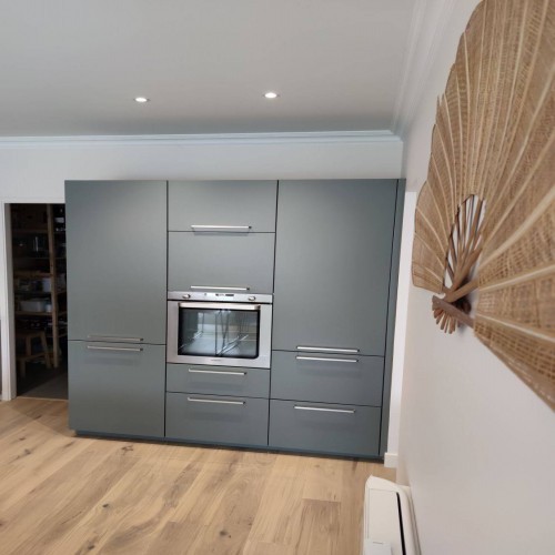 Photo de notre réalisation Cuisine sur mesure à Bordeaux façades laquées et plan de travail en Dekton